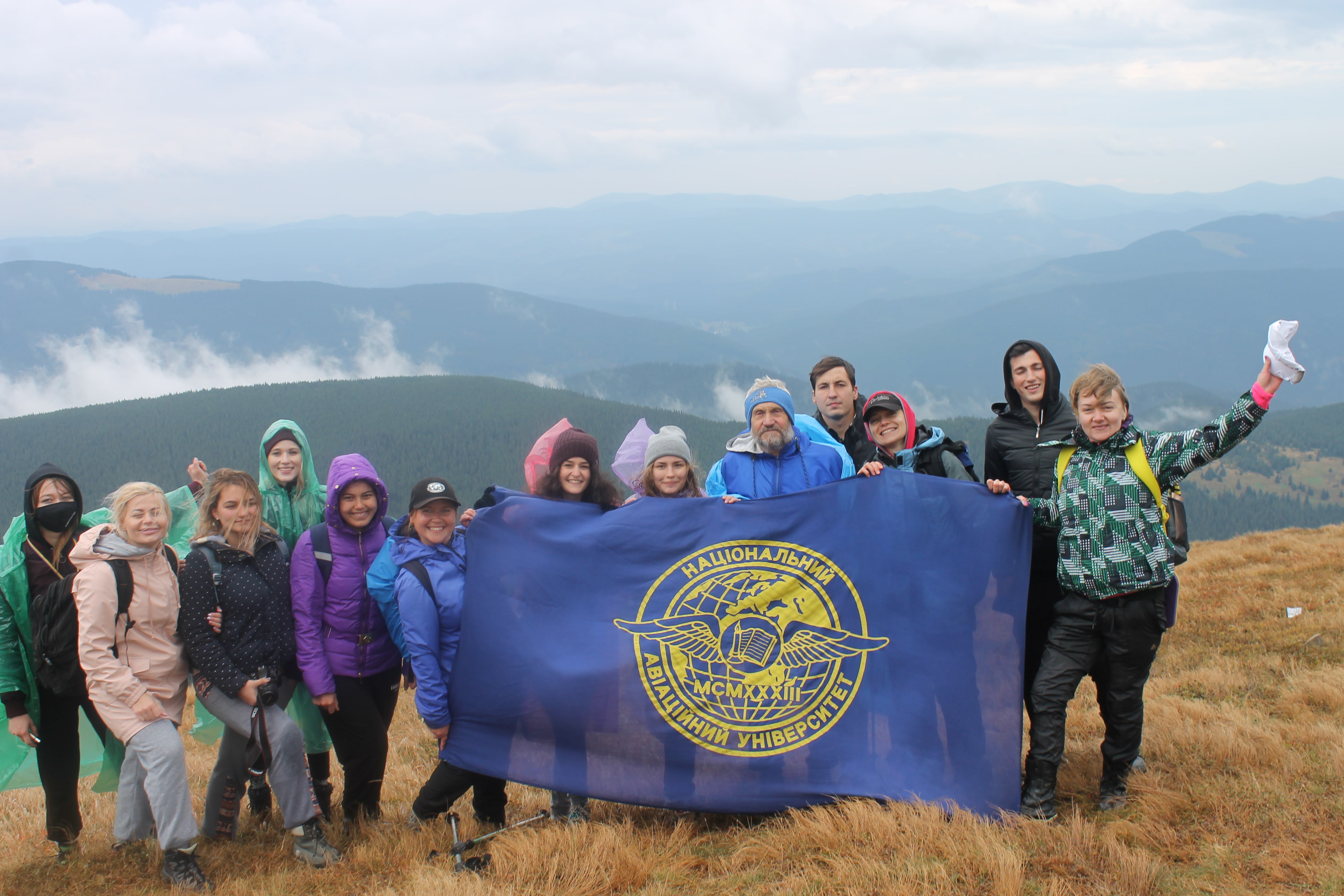 Студенти та викладачі Факультету міжнародних відносин НАУ підкорили найвищу висоту України — гору Говерлу