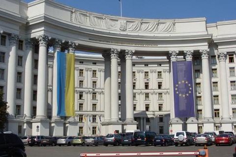 (Українська) Привітання декана з нагоди святкування Дня працівників дипломатичної служби України!