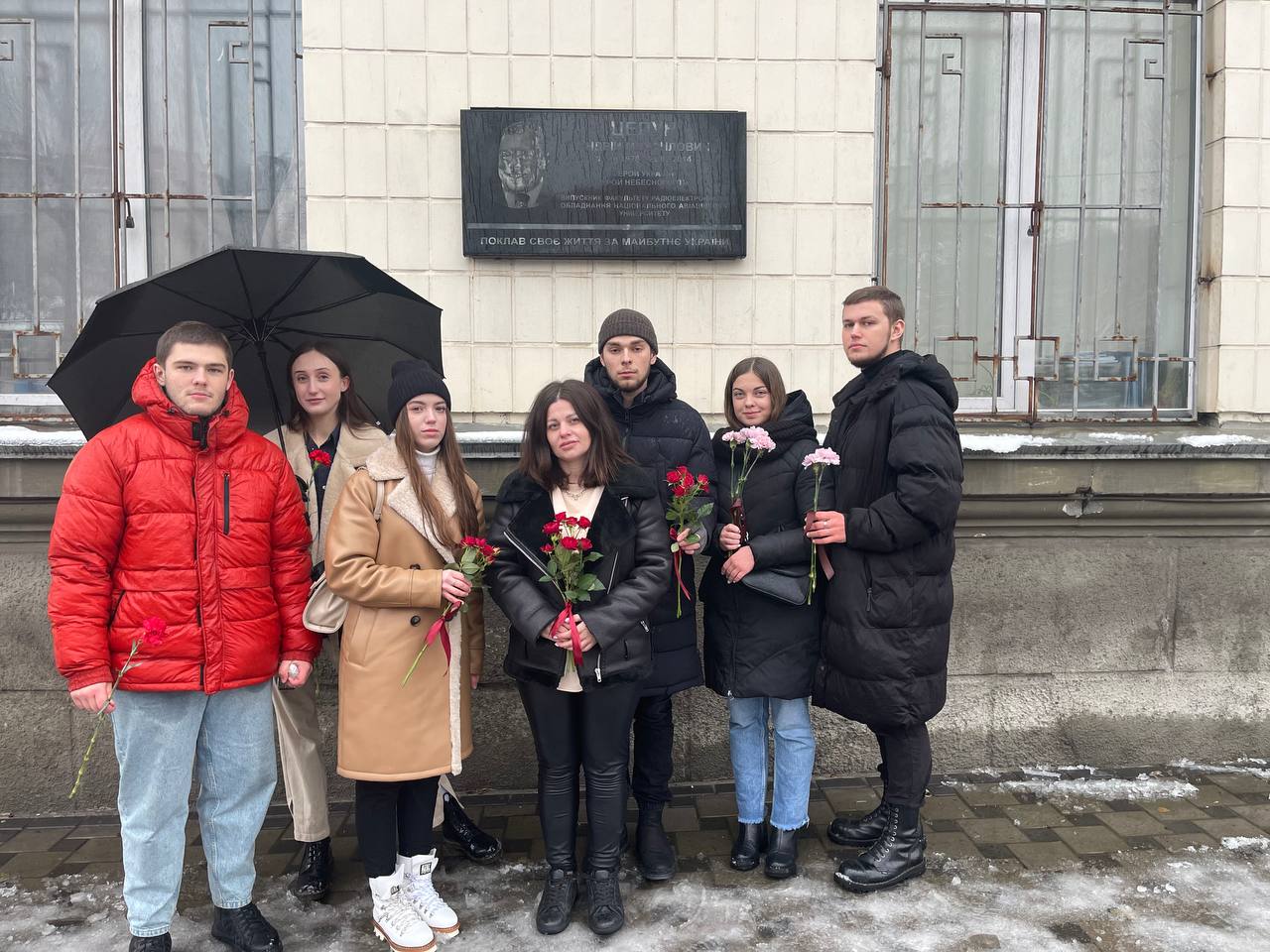 (Українська) Студенти Факультету міжнародних відносин здійснили покладання квітів до Дня гідності та свободи