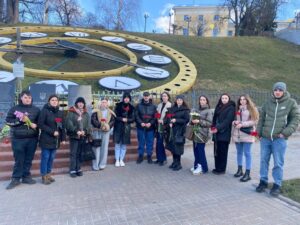 (Українська) Студенти ФМВ НАУ вшанували память Героїв Небесної Сотні покладанням квітів