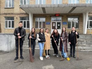 (Українська) На Факультеті міжнародних відносин НАУ пройшла весняна толока
