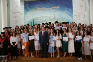 (Українська) На Факультеті міжнародних відносин НАУ відбулися урочистості з нагоди вручення дипломів
