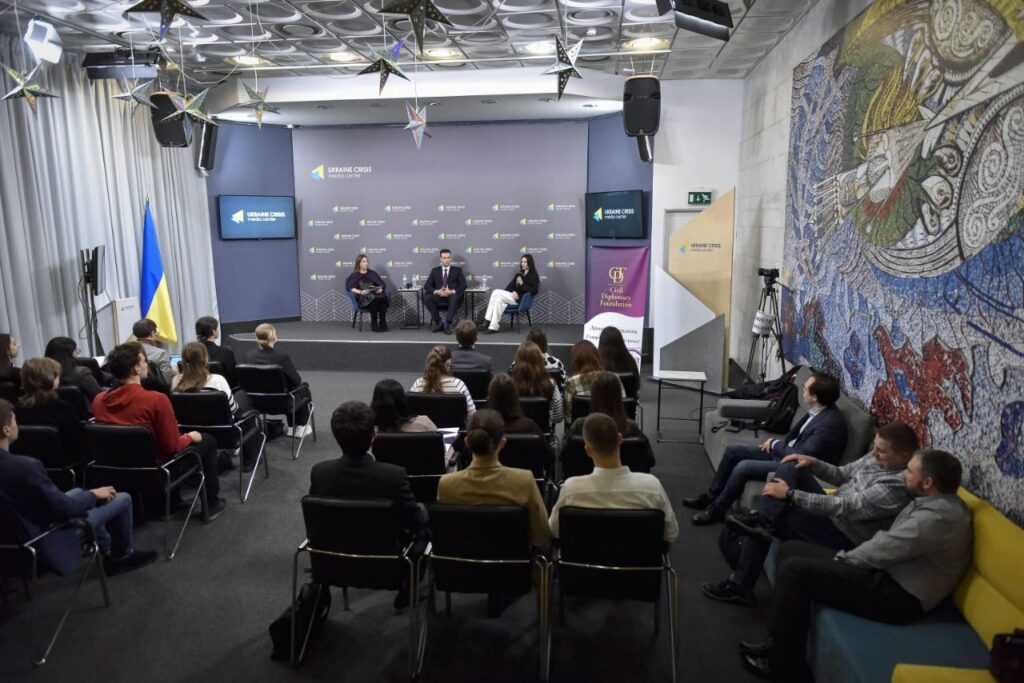(Українська) Викладачі та студенти  ФМВ взяли участь в панельній дискусії «Україна та Азія: стратегічні виміри партнерства»